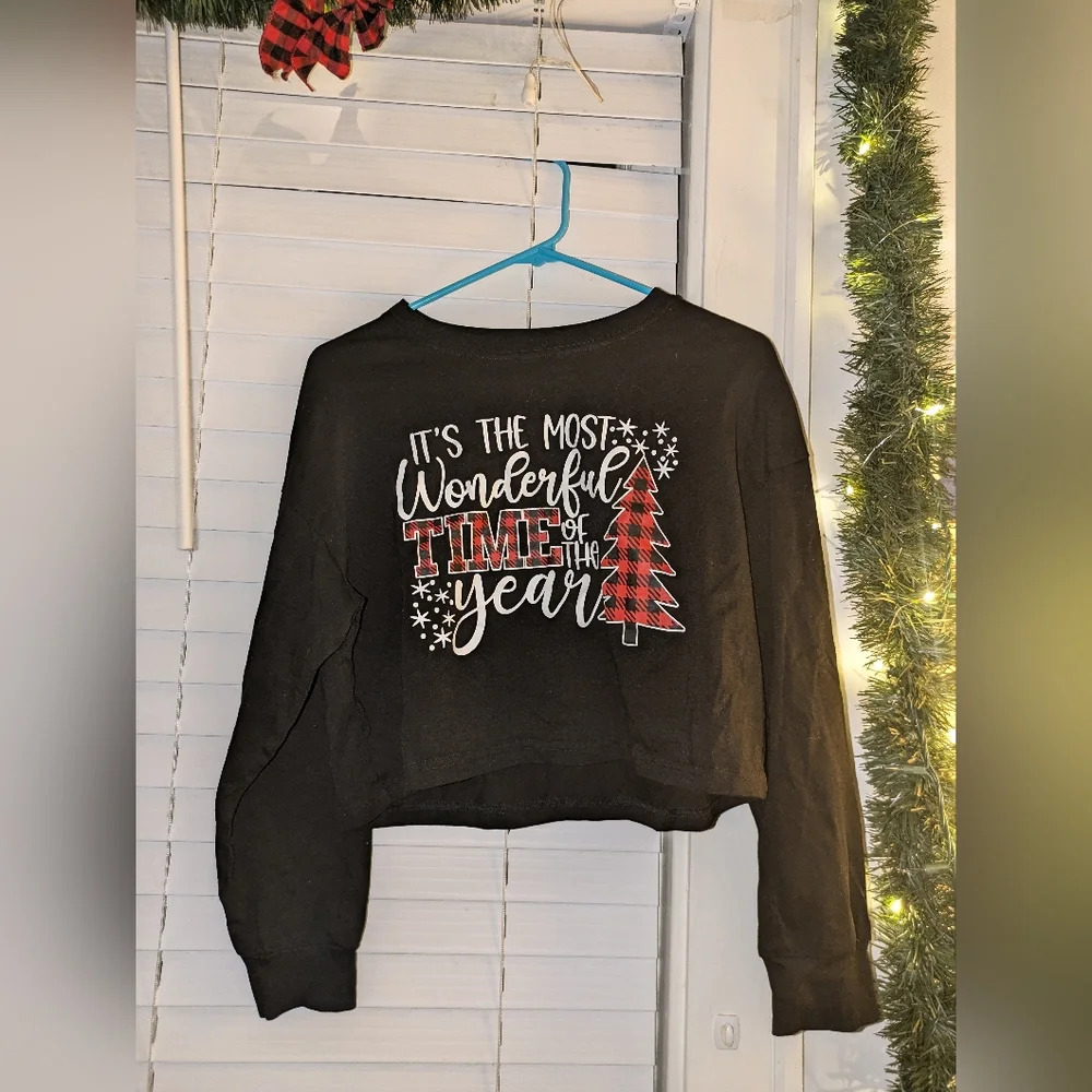 Holiday Women's long sleeved sweater crop top. Size M. EUC